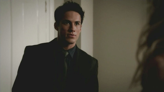 ღ. ^o trage la el in brate shy`o saruta^