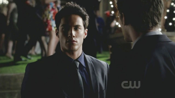 ღ. ^coboara... trece pe langa ea shy iese afara^