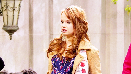 .:) * surprinsa * heii Lil ! te-ai intors atat de ... repede . Poftim geanta * FAKE SMILE *