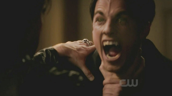 ღ. ^din toata puterea ramasa sare la gatu lu #damon sa`l mujte^