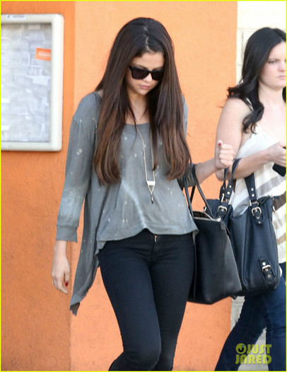 selena-gomez-sushi-dan-lunch-02