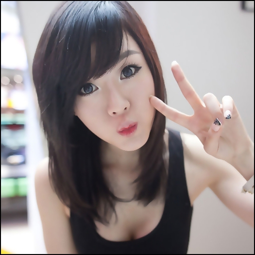 ..~ [se uita la telefon] Hei Ren..ahh..eu trebuie sa plec..bye :-h [se ridica si pleaca]