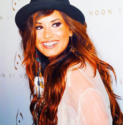 217891_316924455070613_2087421085_n - xxDemi Lovatoxx