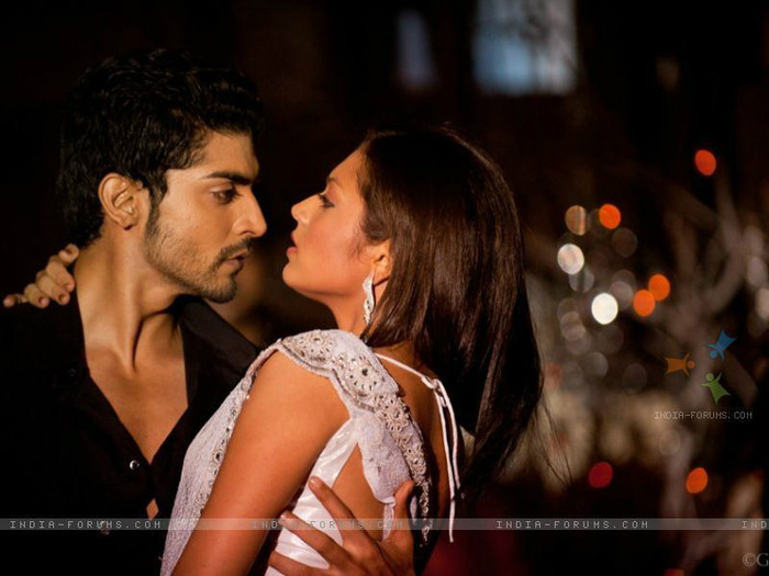 149182-drashti-dhami-as-geet-in-kurbaan-hua