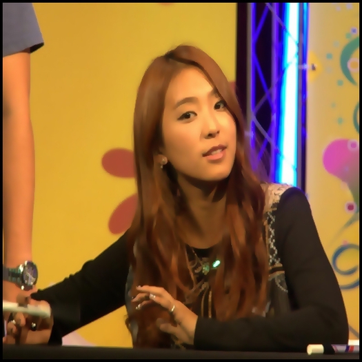^^..Bye Hyun :-h.:)..*se aseaza pe canapea* ..ocupa loc :))