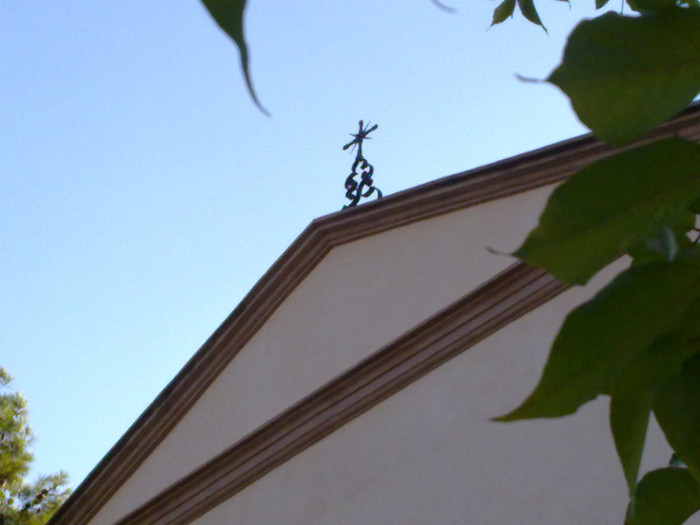 semnul crucii; o veche biserica care are alaturi un muzeu
