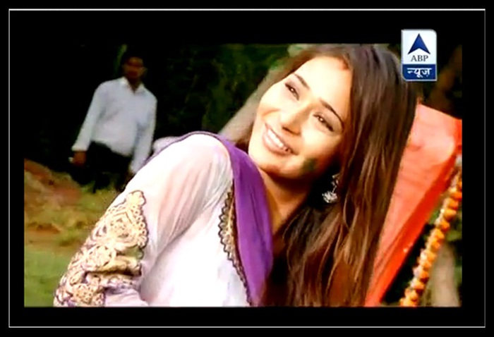 86-tile - SARA KHAN NEW PIC 4