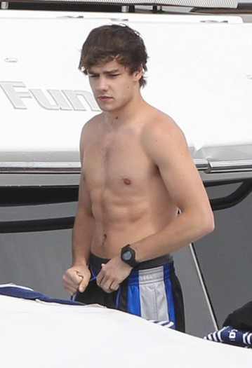 One-Direction-sighting-in-Sydney-02-512x747