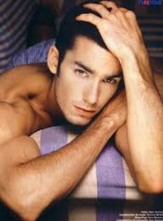 imagesCA3OZVOM - Aaron Diaz