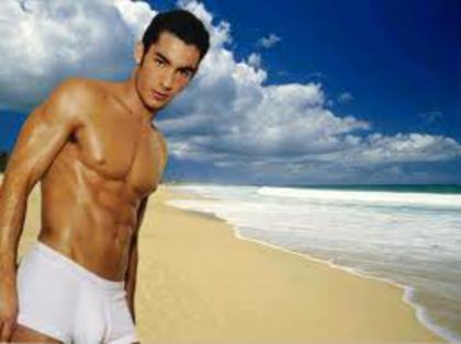 imagesCA7QL2I7 - Aaron Diaz