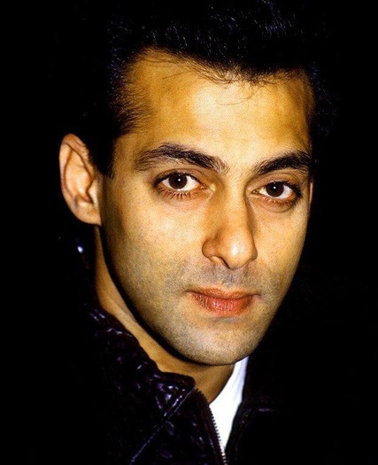 *pipaie peretele* Gata l-am gasit *apasa intrerupatorul* - xo - Epii 02 - ox