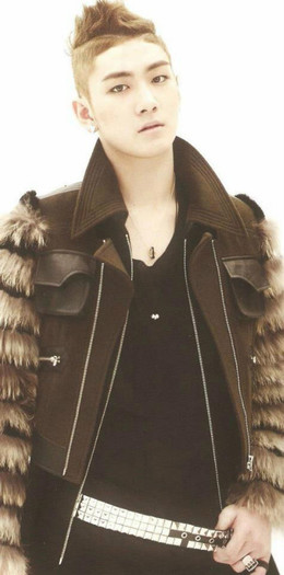 Ba e....si corpul tau fin si drept....iti sta bine ca o vampiroaica....