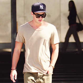 ღ. careva? makar o pisika o fantoma ceva;_??= ]]