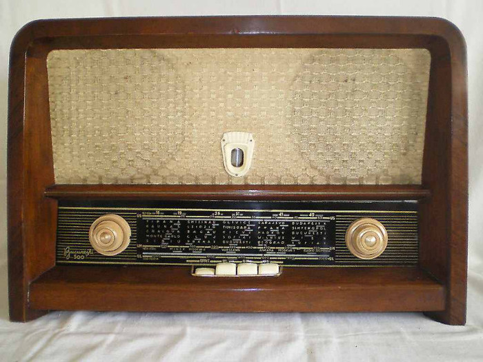Bucuresti 500 - Radiouri vechi si lampi de colectie