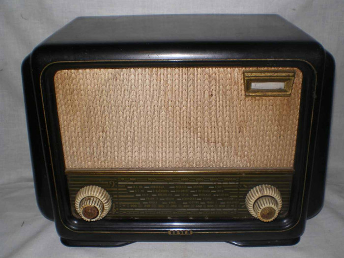 Tesla 420a; Cehoslovacia 1955, pret 210 ron. Se afla in Sibiu, este complet si functional
Tel 0748346557, sau nori_oprea@yahoo.com
