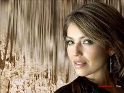 525078_238214456304333_282783296_n - COMPARATZIE INTRE THALIA SHI ANAHI