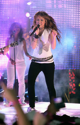 normal_5 - FNMTV Present A Miley Sized Surprise New Year s Eve 2008