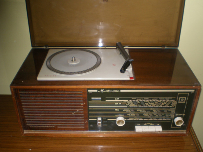 Hornyphon Musikmeister  UKW; Austria, pret 240 ron. Se afla in Sibiu, este complet si functional
Tel 0748346557, sau nori_oprea@yahoo.com
