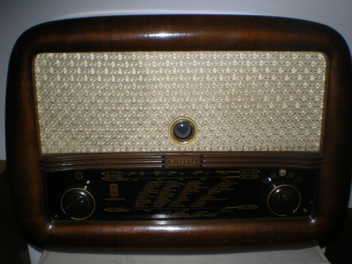 Minerva 515S; Austria, 1952, 350 ron. Se afla in Sibiu, este complet si functional
Tel 0748346557, sau nori_oprea@yahoo.com
