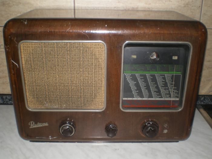 Radione 538A; Austria, 1937, pret 400 ron. Se afla in Sibiu, este complet si functional
Tel 0748346557, sau nori_oprea@yahoo.com
