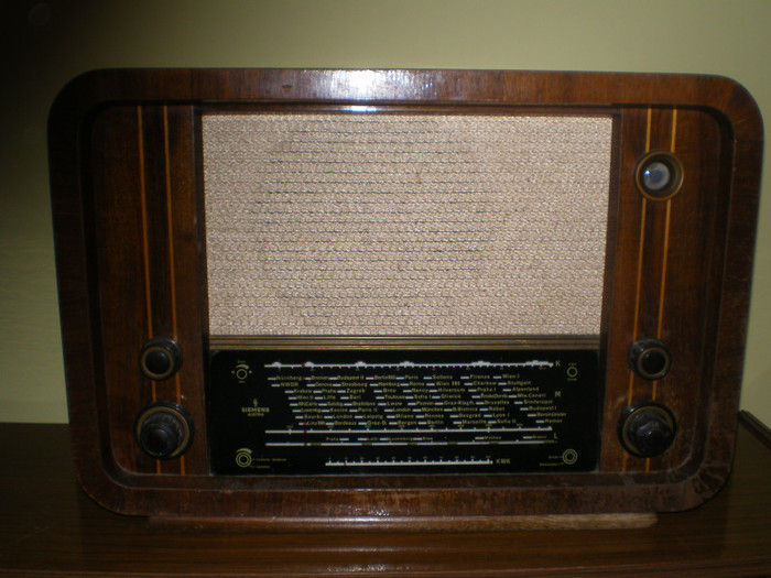 Siemens 522 W; Germania 1951, Pret 350 ron. Se afla in Sibiu, este complet si functional
Tel 0748346557, sau nori_oprea@yahoo.com
