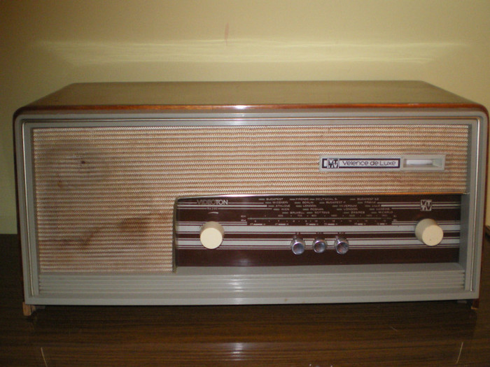 Velence de luxe; Ungaria, pret 110 ron. Se afla in Sibiu, este complet si functional
Tel 0748346557, sau nori_oprea@yahoo.com
