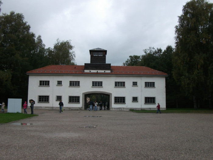 aceeasi intrare... - Lagarul de concetrare Dachau