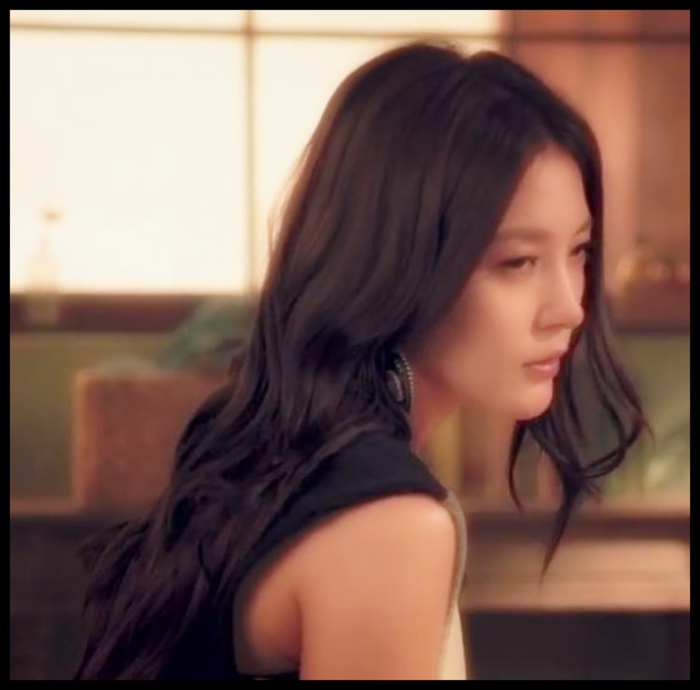 Da...ce mai trisor...:-L Ah...deci nu cred :)) Ii era lene sa se ridice ca sa mearga in parc, dar; acum nu mai ii e :)) :-j
