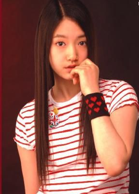 Oare mama ta,te`a educat bine?Ca baiatul sta in picioare si fata jos.