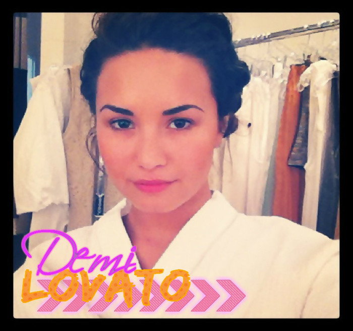 [statea si se uita in oglinda]