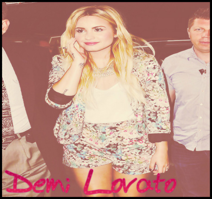 - Stii? Jake prefera cele naturale, nu cele din plastic.