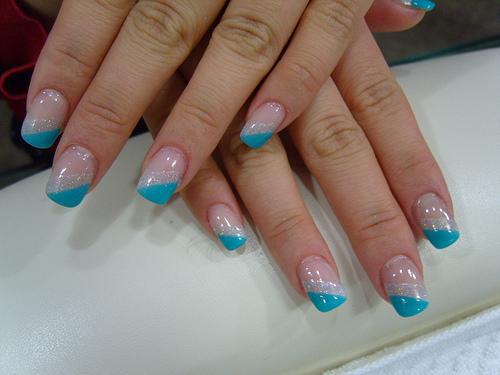 model-unghii-french-diagonal-bleu - unghii cu gel