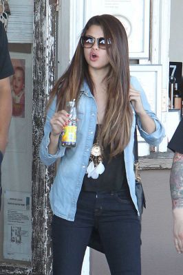 normal_001 - Zz-Out Shopping in Sydney July 17 2012 Selena Gomez