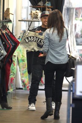 normal_002 - Zz-Out Shopping in Sydney July 17 2012 Selena Gomez