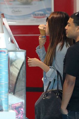 normal_005 - Zz-Out Shopping in Sydney July 17 2012 Selena Gomez