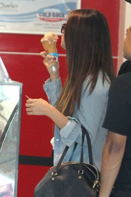 normal_007 - Zz-Out Shopping in Sydney July 17 2012 Selena Gomez