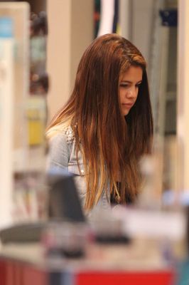 normal_008 - Zz-Out Shopping in Sydney July 17 2012 Selena Gomez