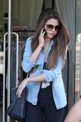normal_011 - Zz-Out Shopping in Sydney July 17 2012 Selena Gomez