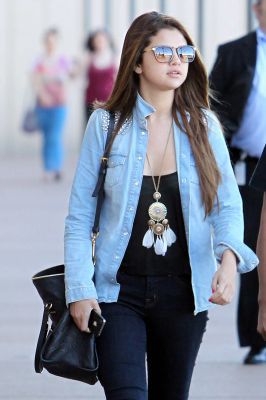 normal_016 - Zz-Out Shopping in Sydney July 17 2012 Selena Gomez