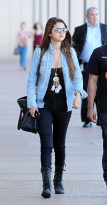 normal_019 - Zz-Out Shopping in Sydney July 17 2012 Selena Gomez