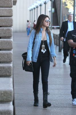 normal_020 - Zz-Out Shopping in Sydney July 17 2012 Selena Gomez