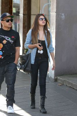 normal_021 - Zz-Out Shopping in Sydney July 17 2012 Selena Gomez