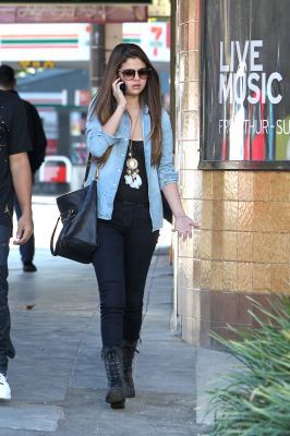 normal_025 - Zz-Out Shopping in Sydney July 17 2012 Selena Gomez