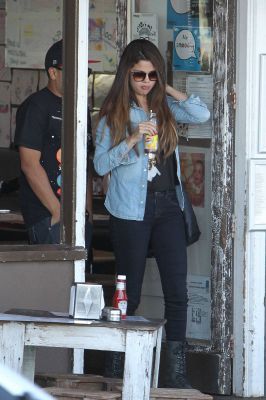 normal_028 - Zz-Out Shopping in Sydney July 17 2012 Selena Gomez