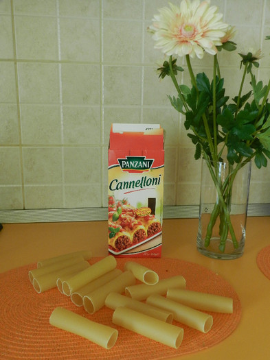 DE O CUTIE CU CANNELLONI - CANNELLONI CU CARNE DE VITA