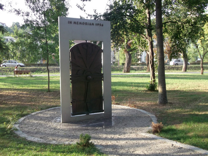 monument in parc - poze realizate cu FUJI