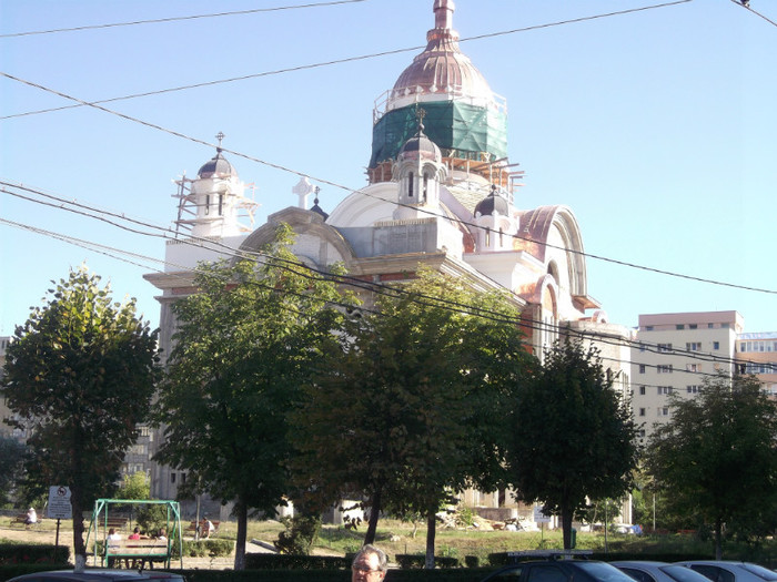 biserica din cartier, in constructie