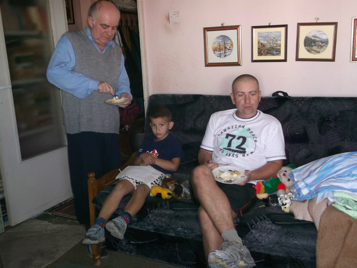 bunicul ajuta pe nepot sa lupte cu prajitura!!!