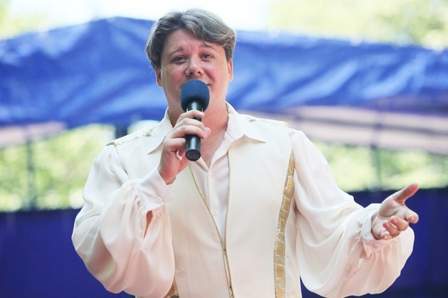 *canta* Impodobeste mama bradull, si nu te intristaaa [intrerupt]