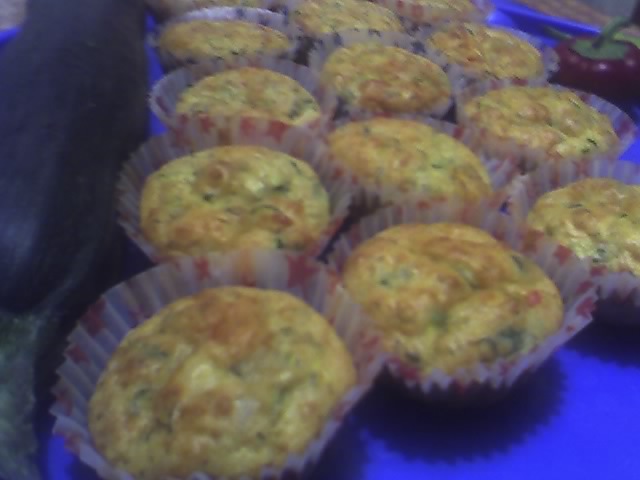 muffins aperitiv sarat; dovlecel zuchini,branza framantata,iaurt,oua,ulei de masline,faina,marar.
